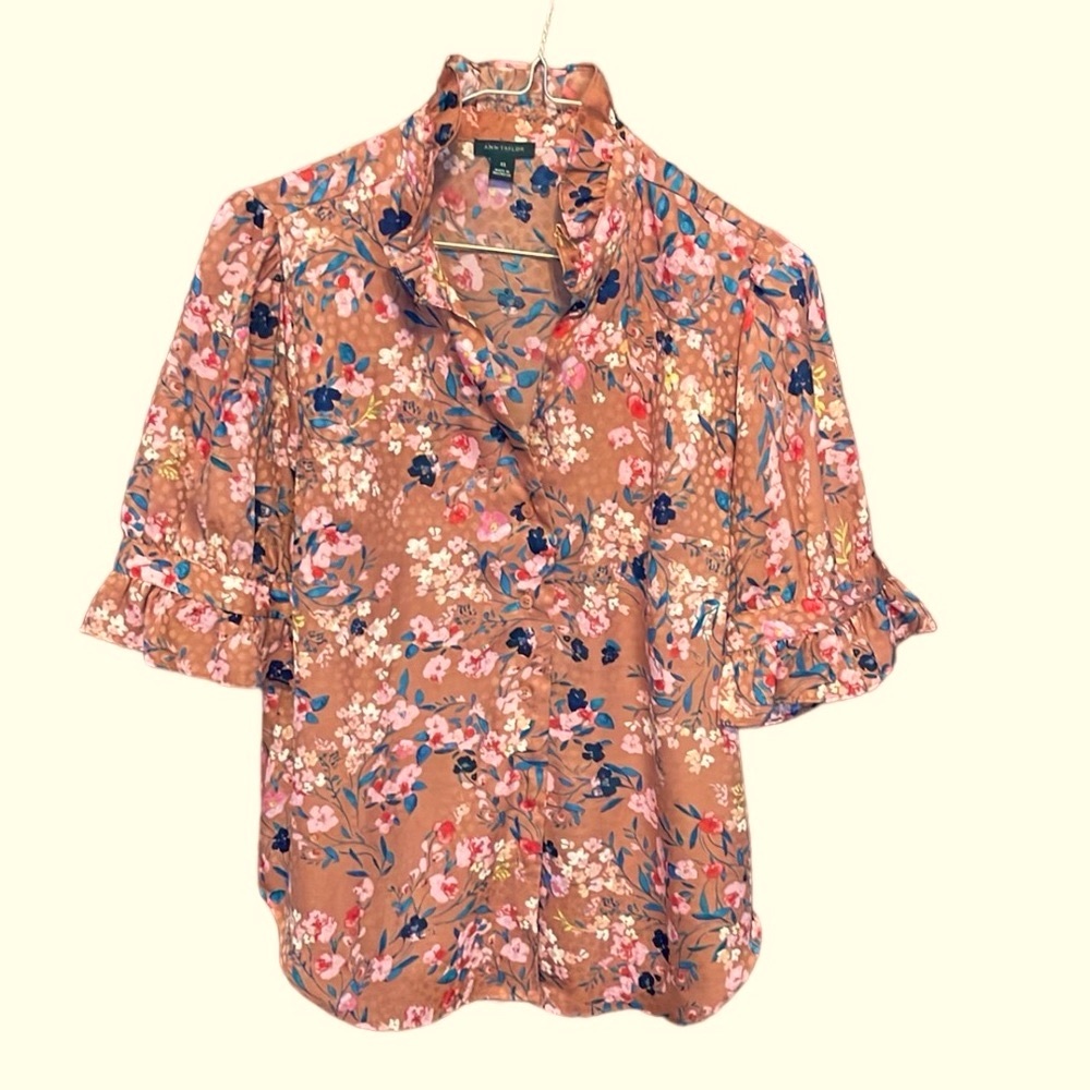 Gorgeous pink/mauve floral button down 🌸🌸